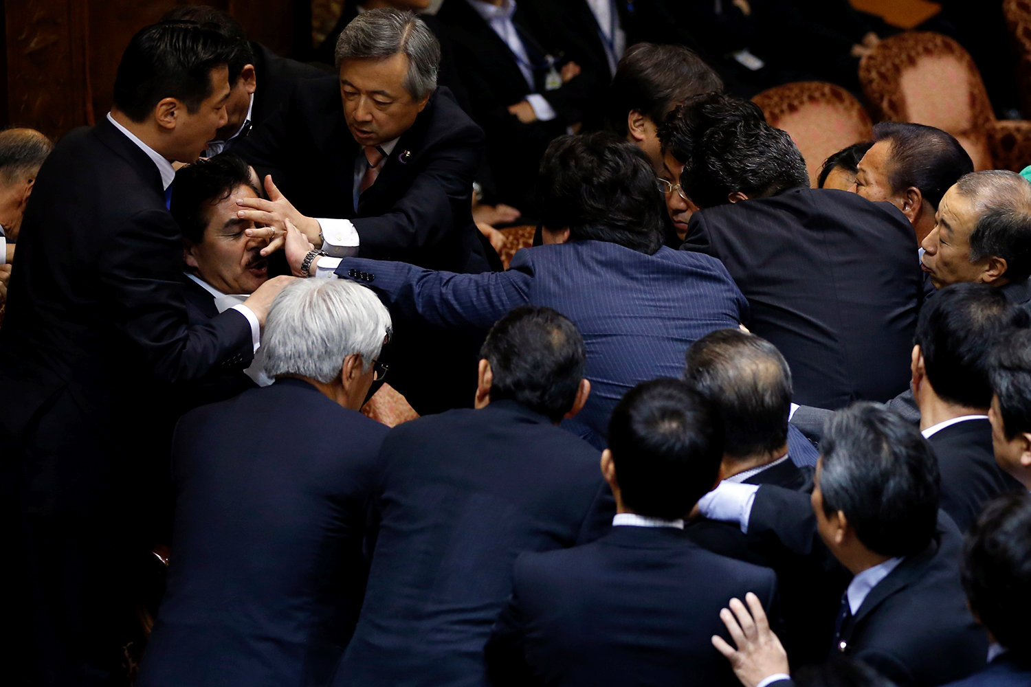 Puñetazos entre diputados en el Parlamento japonés