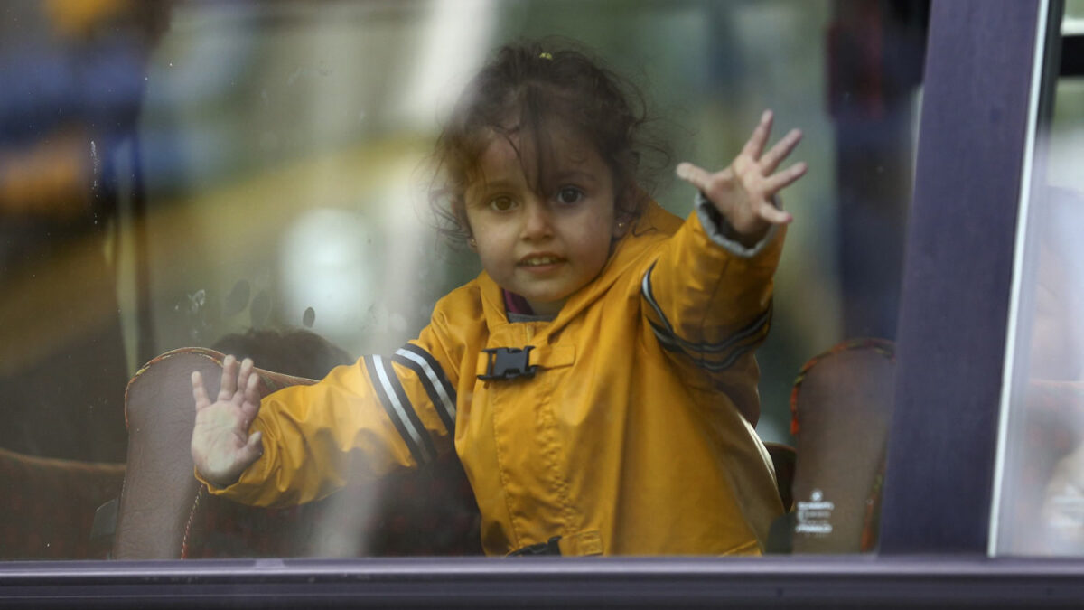 Los alemanes acuden a la estación para recibir a los refugiados con aplausos y regalos