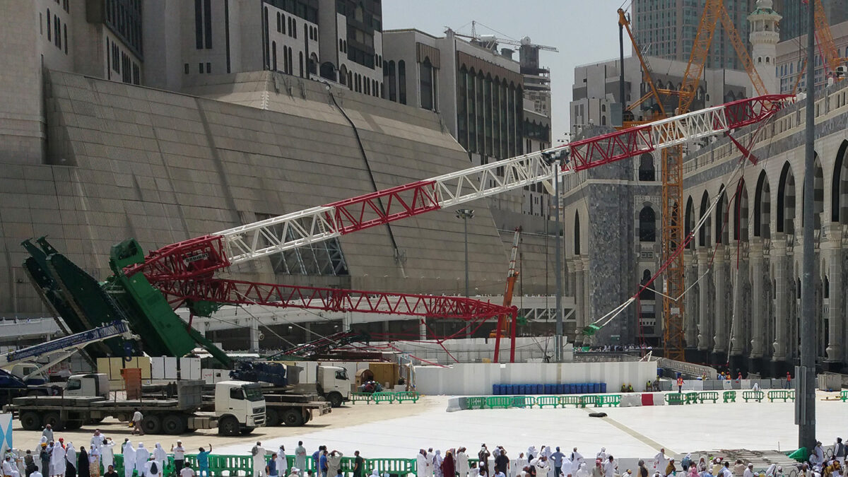 Investigan el desplome de una grúa en la Gran Mezquita de la Meca que ha matado a 107 personas