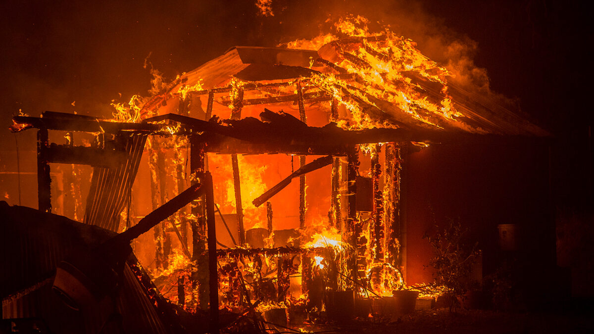 Los incendios de California calcinan 1.000 viviendas en una semana