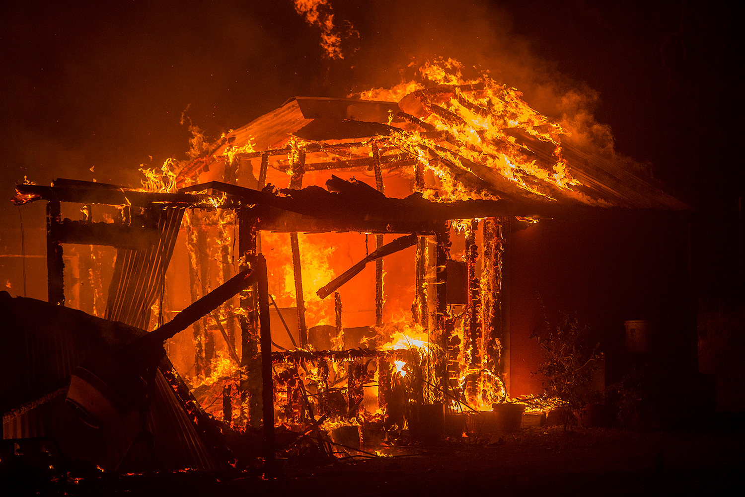 Los incendios de California calcinan 1.000 viviendas en una semana