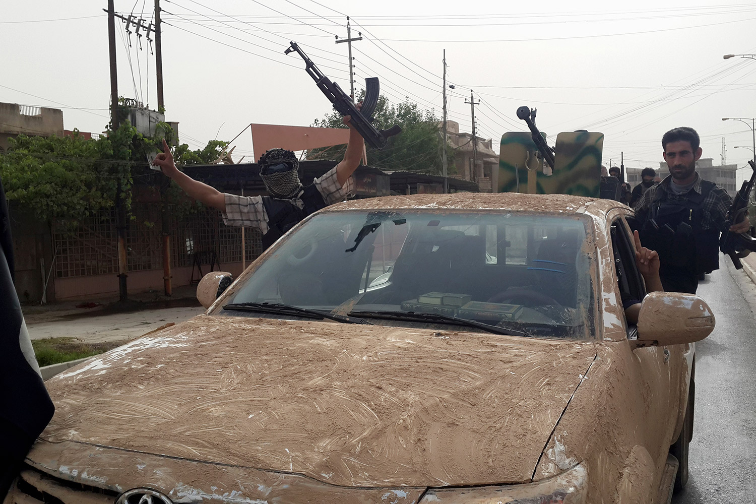 Estado Islámico fusila a 112 de sus militantes porque 