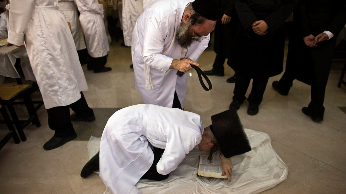 Judíos celebran el ritual de la autoflagelación para expiar sus pecados