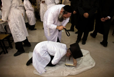 Judíos celebran el ritual de la autoflagelación para expiar sus pecados