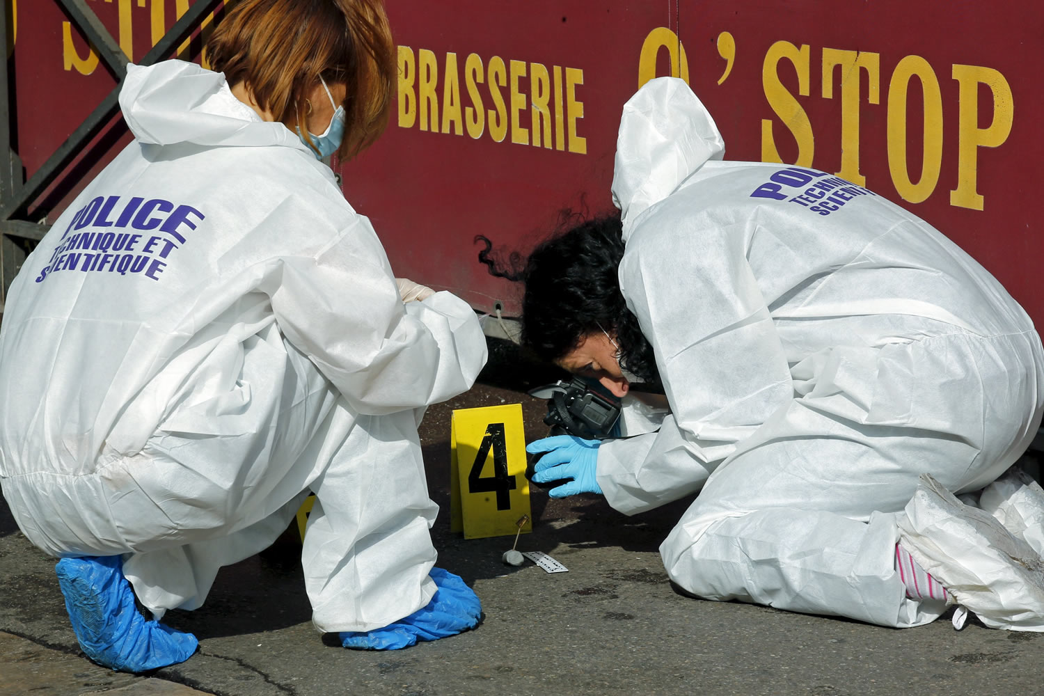 Un grupo armado con fusiles de gran calibre tirotea un bar de Marsella: un muerto y cinco heridos
