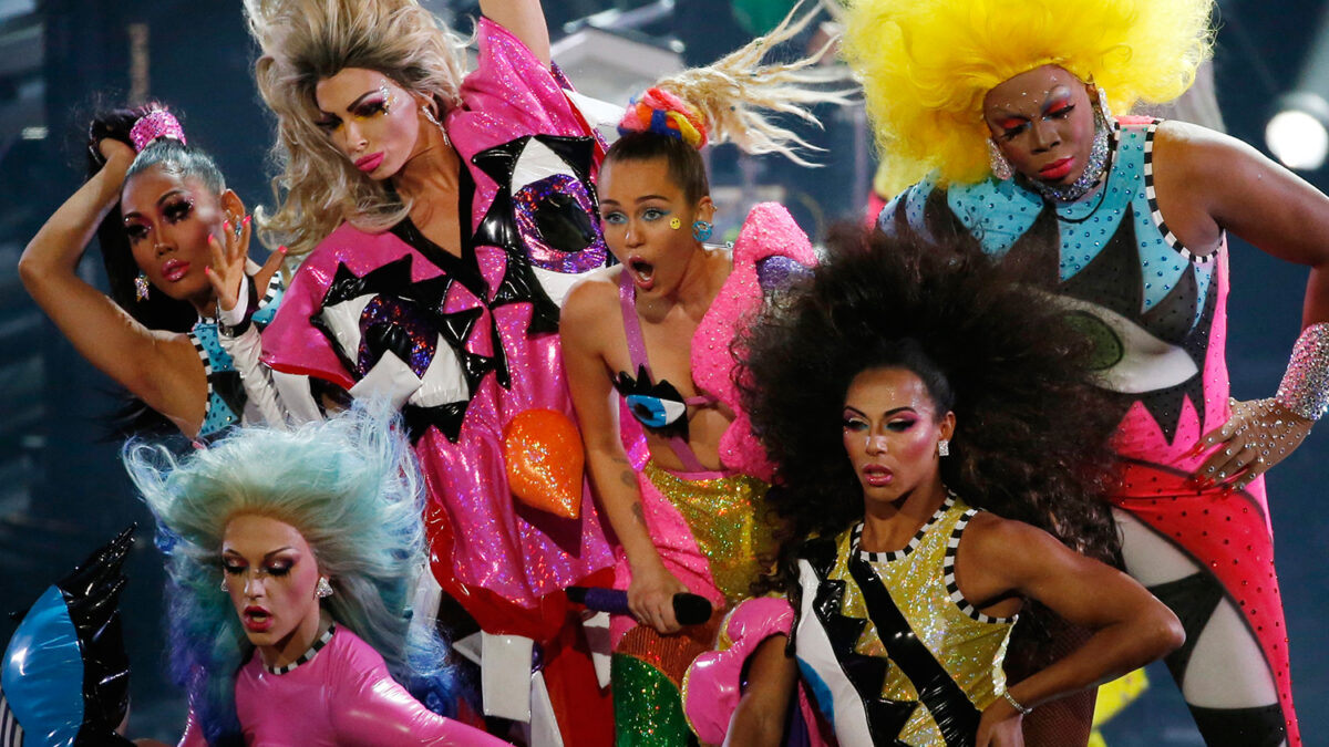 Una diseñador australiano acusa a Miley Cyrus de plagiar el traje de ojos de los premios  MTV
