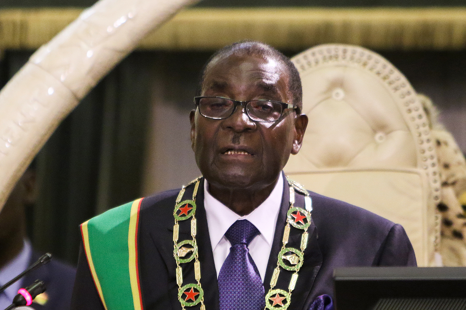 El presidente de Zimbabue repite sin querer el mismo discurso que hace 20 días