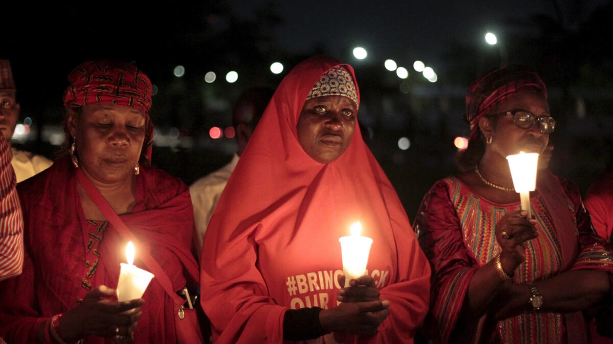 Jinetes de Boko Haram celebran los 500 días de secuestro de las niñas matando a 80 personas en Borno