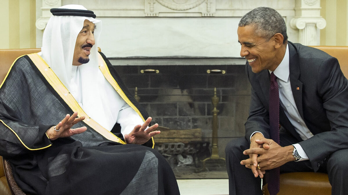 El inusual gesto de Barack Obama en la recepción del rey de Arabia Saudí