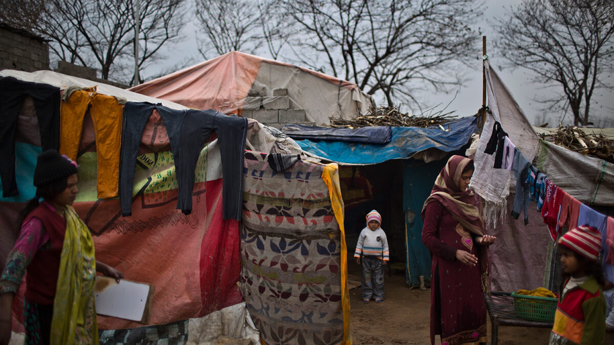 Una mutiltud furiosa encierra a una familia cristiana en su casa y le prende fuego en Pakistán