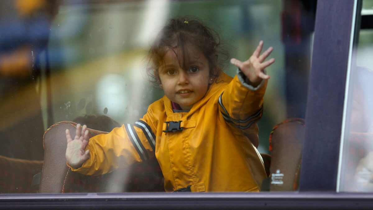 Los alemanes acuden a la estación para recibir a los refugiados con aplausos y regalos. #7dias