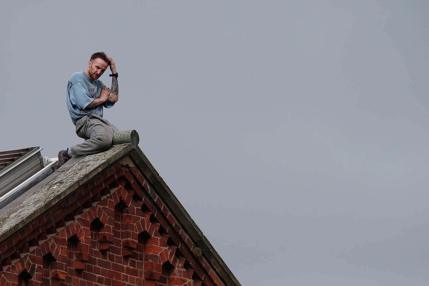 Un preso lleva dos días en el tejado de una cárcel de Manchester