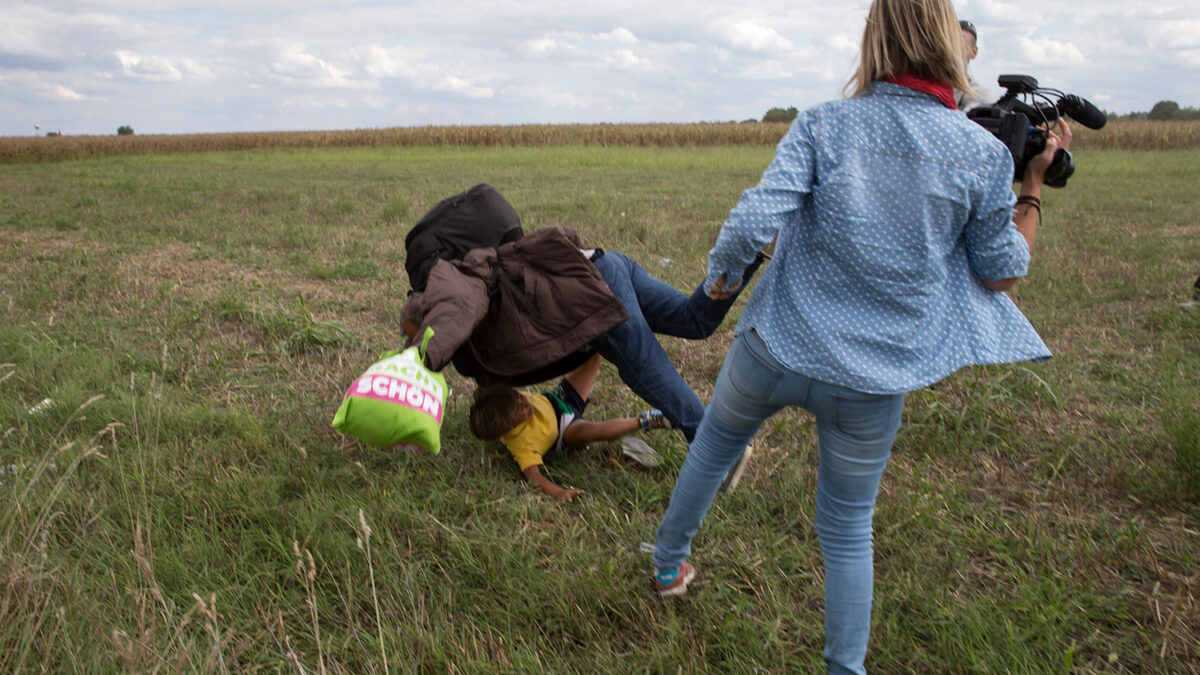 Una periodista mete la zancadilla a un refugiado y su niño y filma la caída