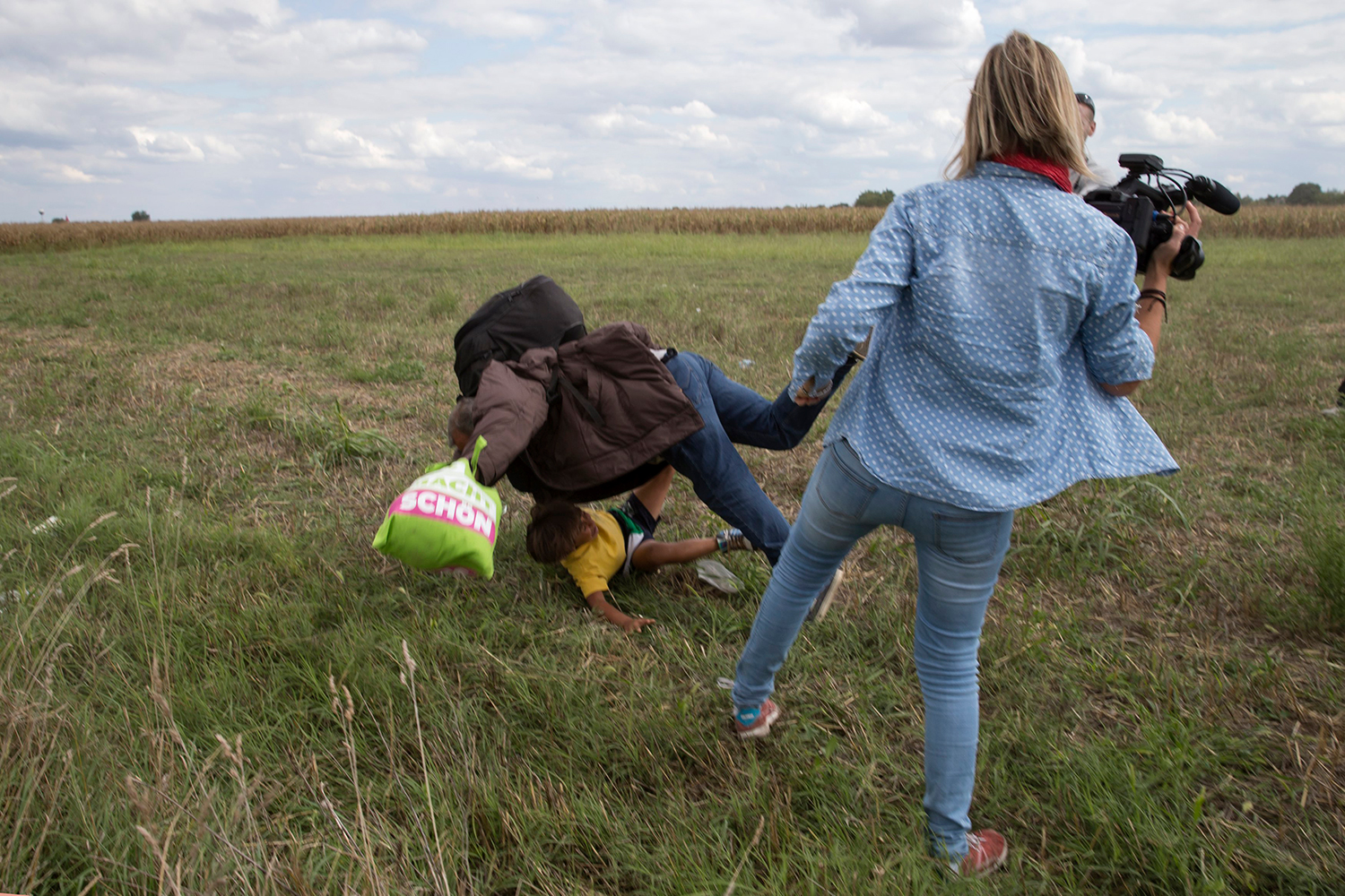 Una periodista mete la zancadilla a un refugiado y su niño y filma la caída