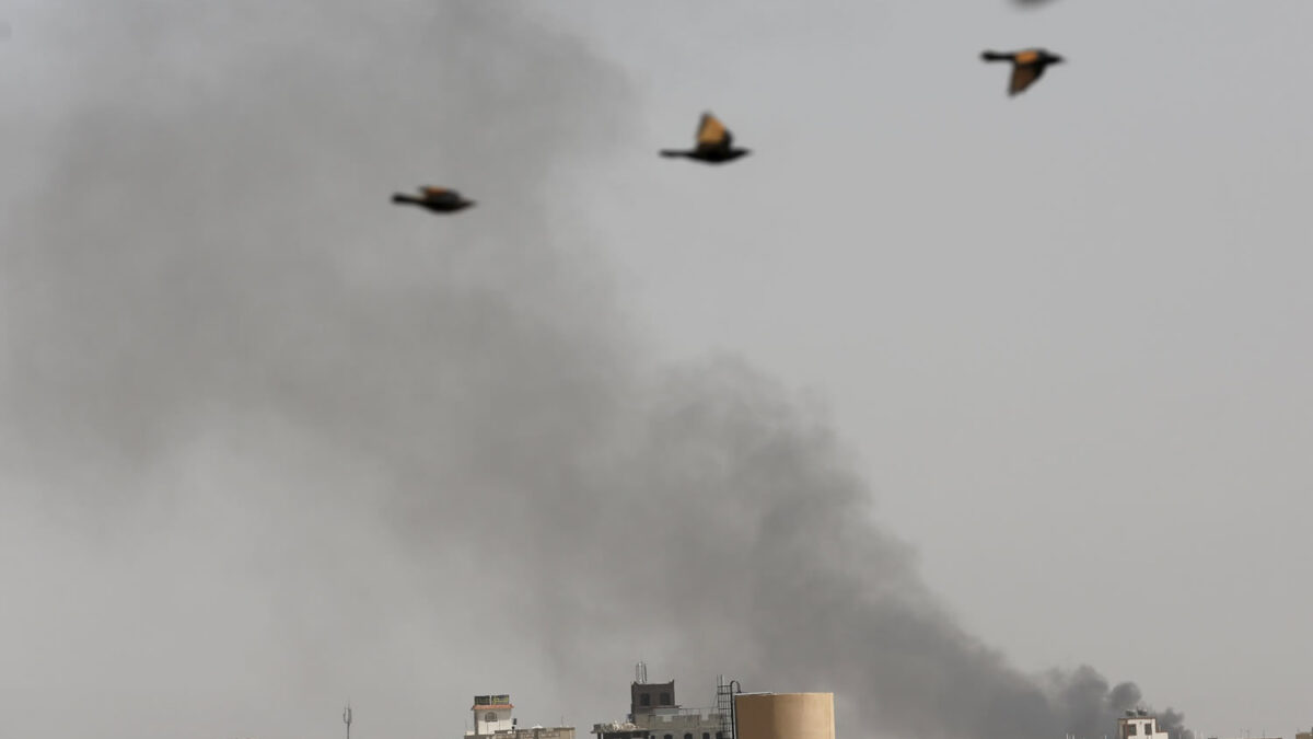 Arabia Saudí bombardea en Sanaa junto un colegio abarrotado de niños en exámenes