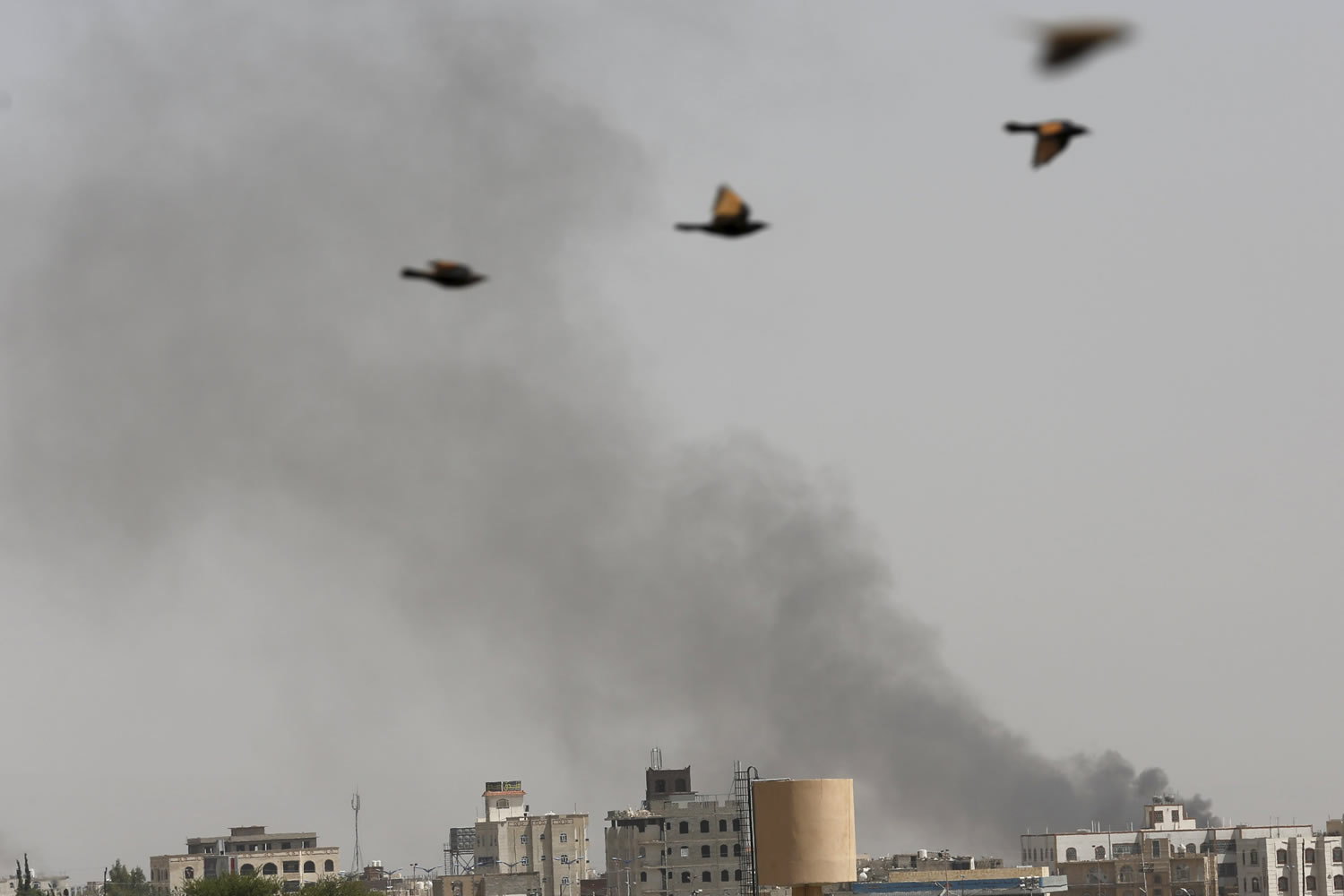 Arabia Saudí bombardea en Sanaa junto un colegio abarrotado de niños en exámenes