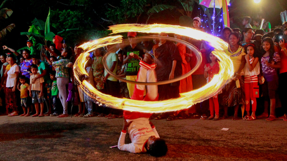 Espectaculares bailarines de fuego durante la procesiones de Sri Lanka