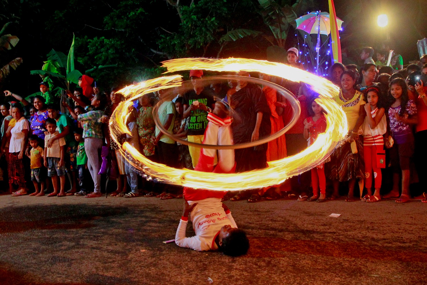 Espectaculares bailarines de fuego durante la procesiones de Sri Lanka
