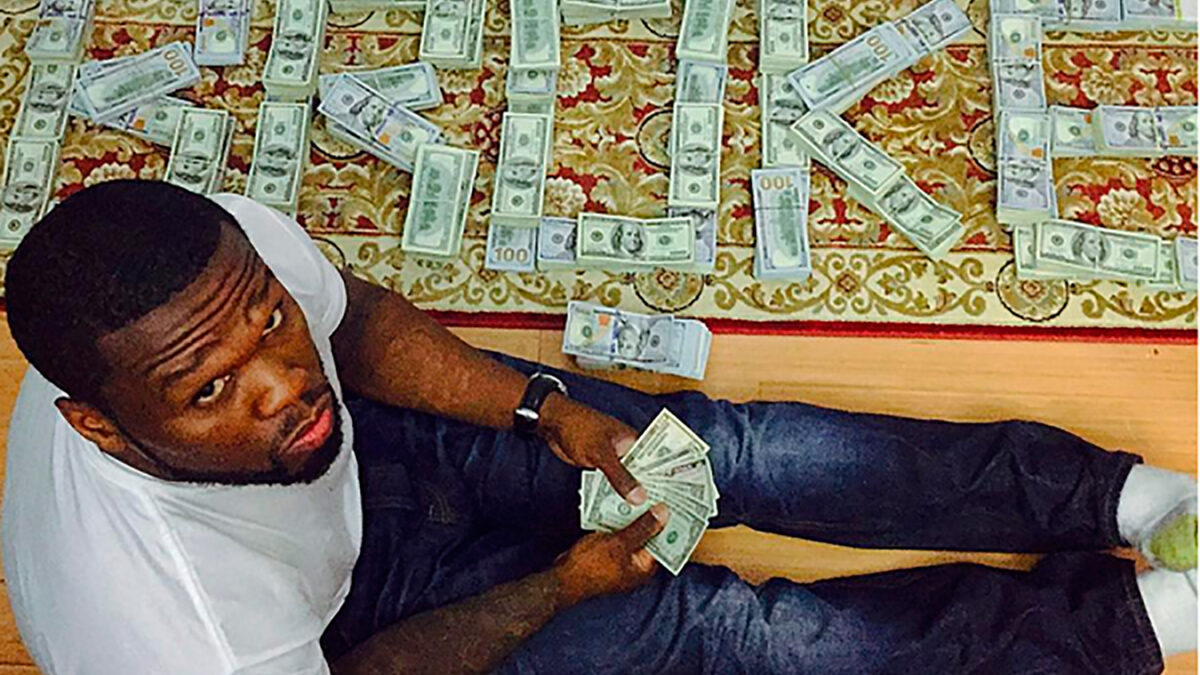 El ‘arruinado’ rapero 50 Cent se burla de la autoridad publicando fotos posando con miles de dólares