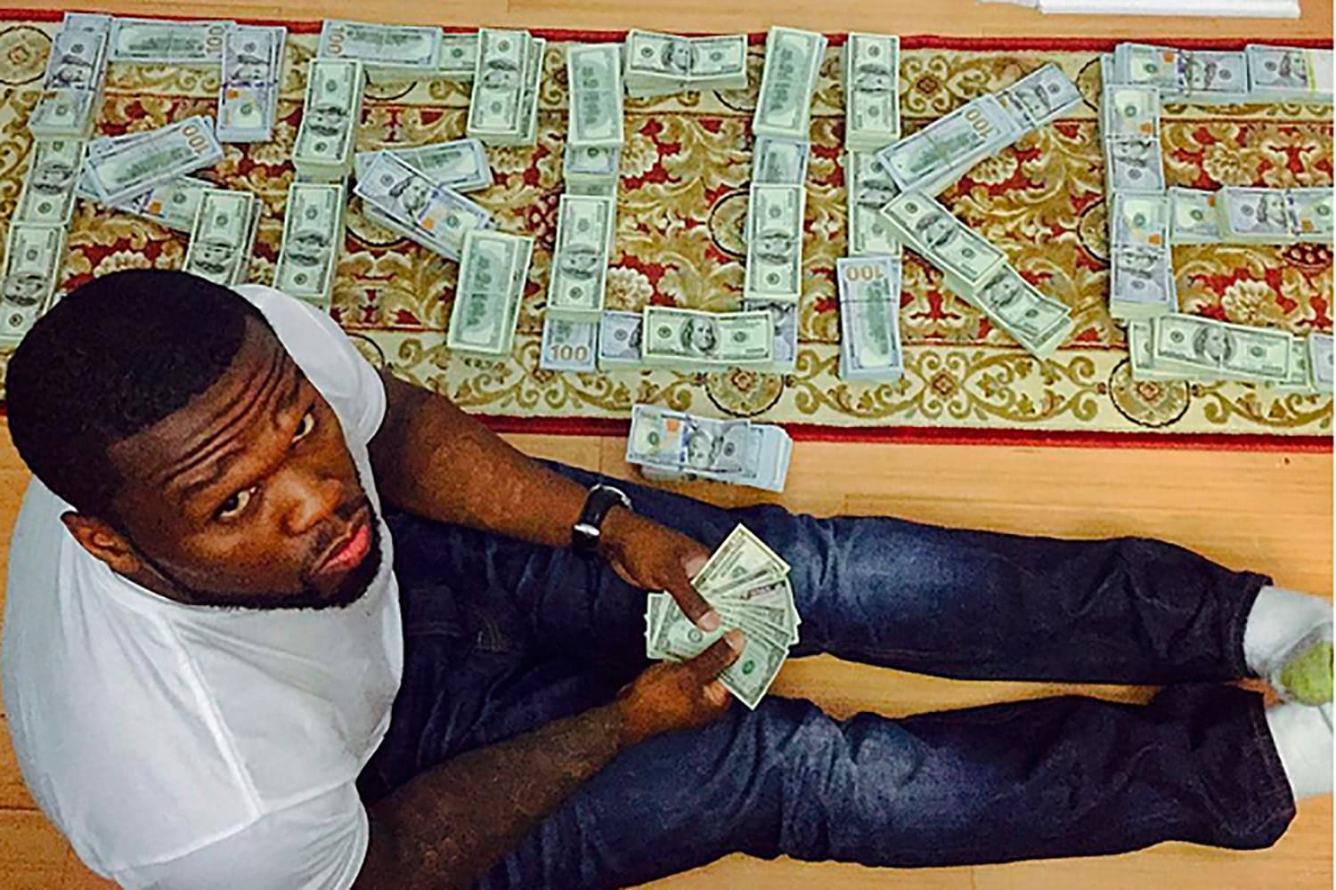 El 'arruinado' rapero 50 Cent se burla de la autoridad publicando fotos posando con miles de dólares