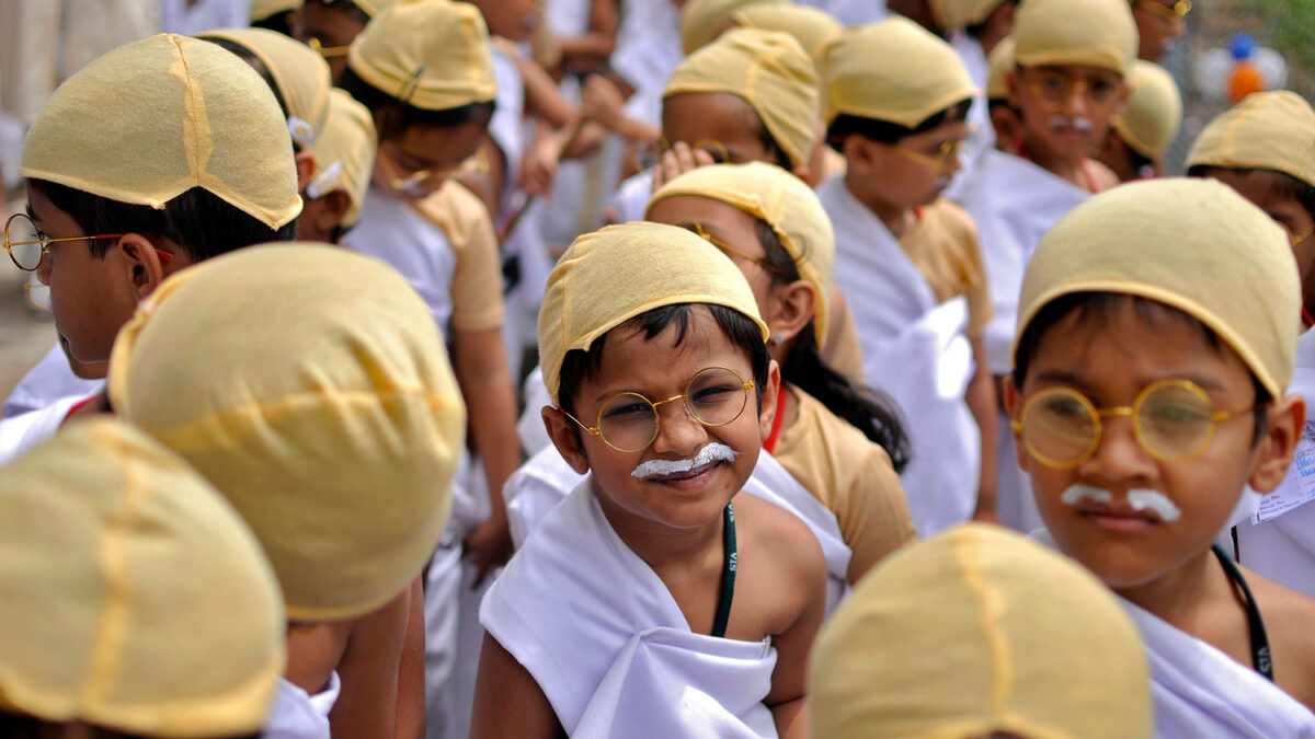 Miles de niños se disfrazan de Mahatma Gandhi por un Récord Guinness