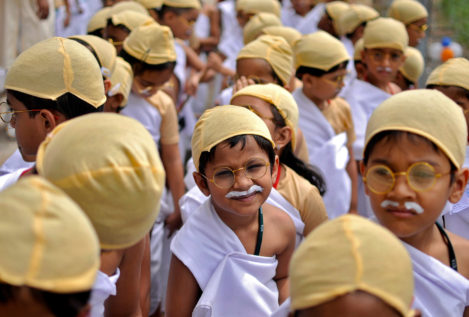 Miles de niños se disfrazan de Mahatma Gandhi por un Récord Guinness