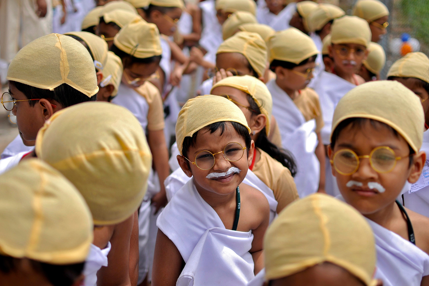 Miles de niños se disfrazan de Mahatma Gandhi por un Récord Guinness