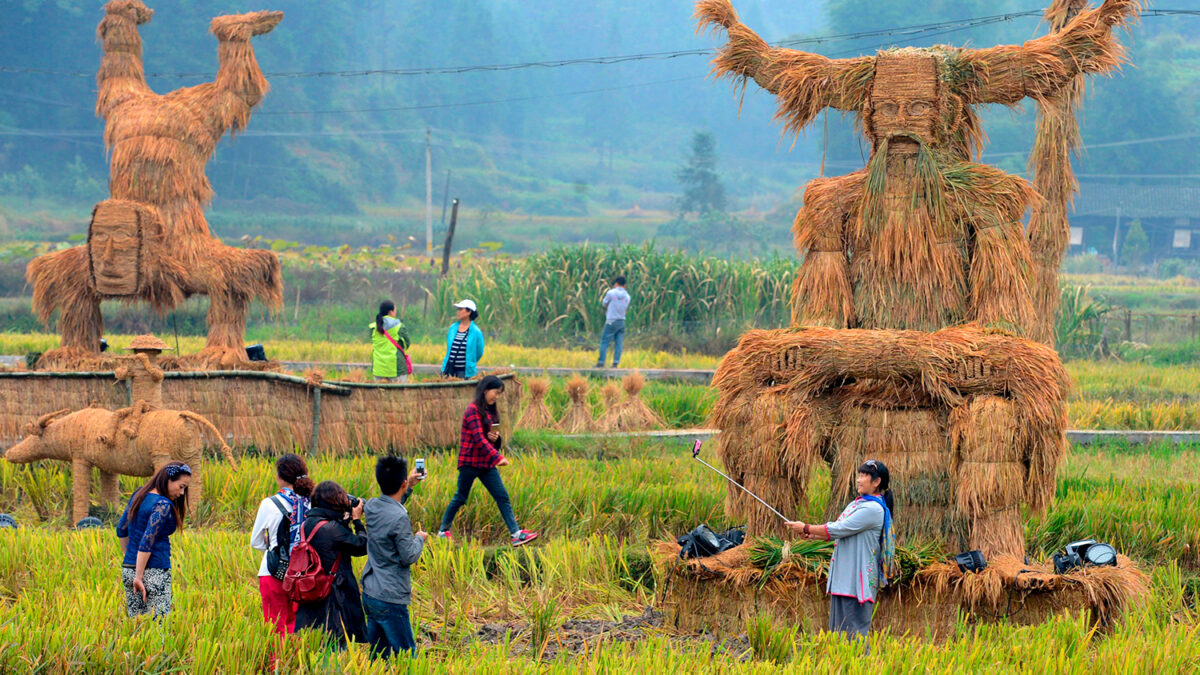 Gigantescos dioses de paja, una de las tradiciones más ancestrales de China