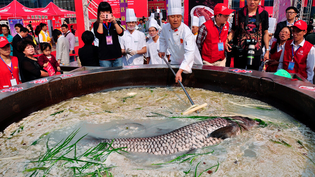 Plato estrella de la feria de la Gastronomía China: un pescado de 80,6 kilos