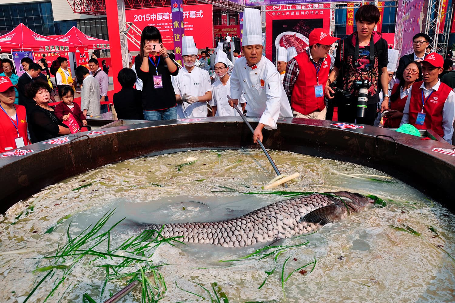 Plato estrella de la feria de la Gastronomía China: un pescado de 80,6 kilos