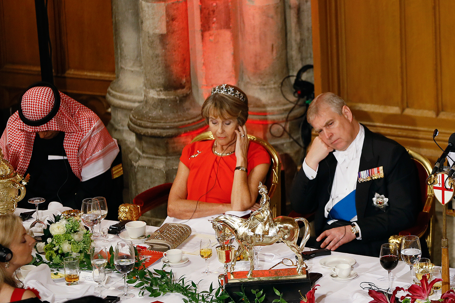 El Duque de York y la alcaldesa de Londres no disimulan su aburrimiento durante una cena oficial