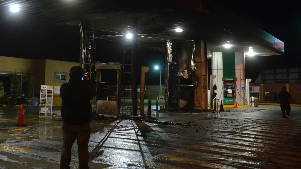 Arriesgan su vida para salvar a unos ancianos atrapados en un coche ardiendo en una gasolinera