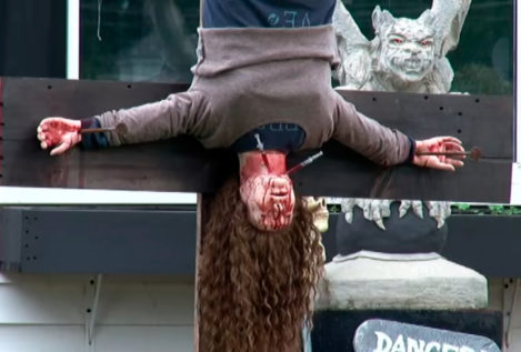 Una mujer se gana el odio de sus vecinos con una espeluznante decoración de Halloween
