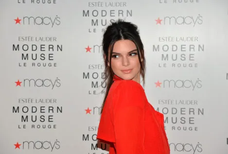 La última moda de las celebrities: aumentos de pecho que duran sólo 24 horas