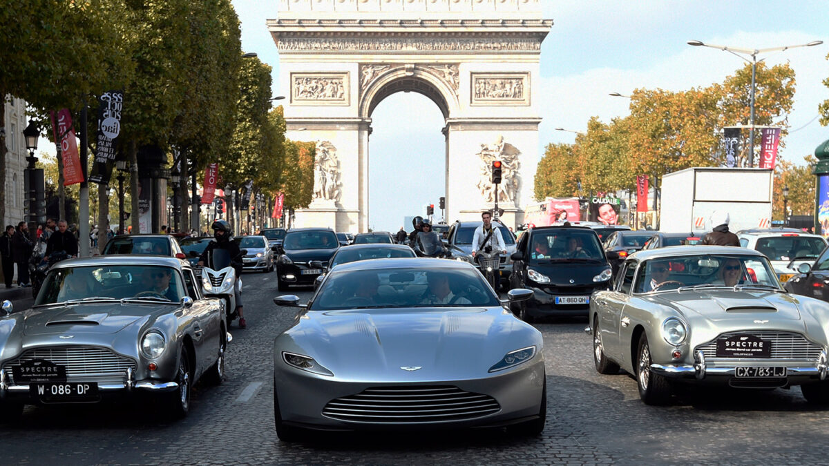 Los coches de James Bond conquistan las calles de París