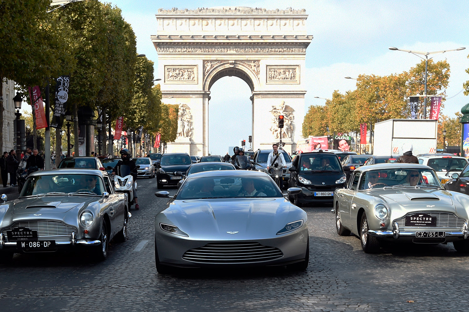 Los coches de James Bond conquistan las calles de París
