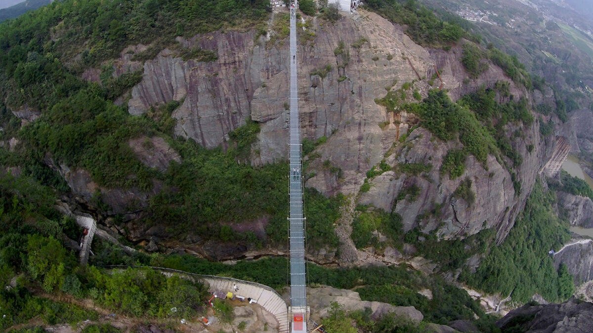 Pánico en China: se rompe una pasarela de cristal de un puente a 1.000 metros de altura