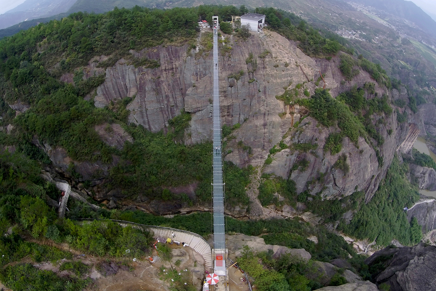 Pánico en China: se rompe una pasarela de cristal de un puente a 1.000 metros de altura