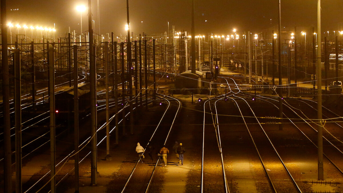 Reanudan los servicios del Eurotúnel tras una «intrusión» de cientos de inmigrantes