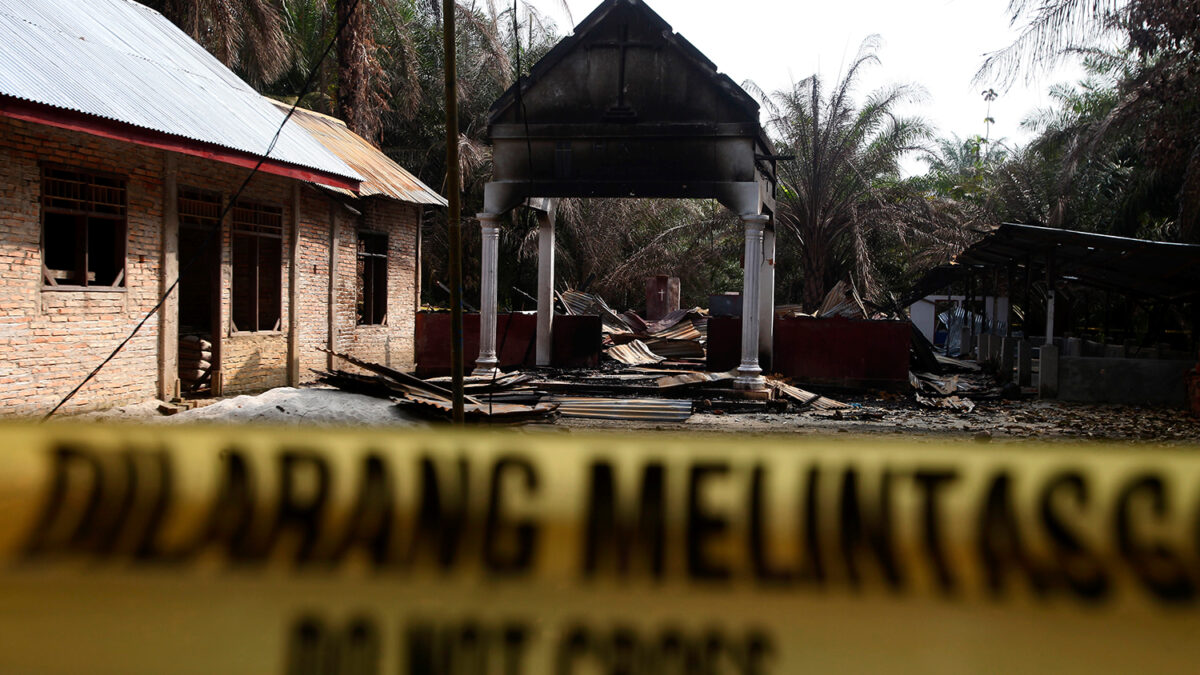 La policía destruye con martillos y hachas varias iglesias cristianas en Indonesia