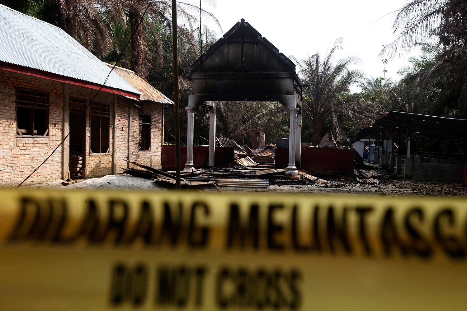 La policía destruye con martillos y hachas varias iglesias cristianas en Indonesia