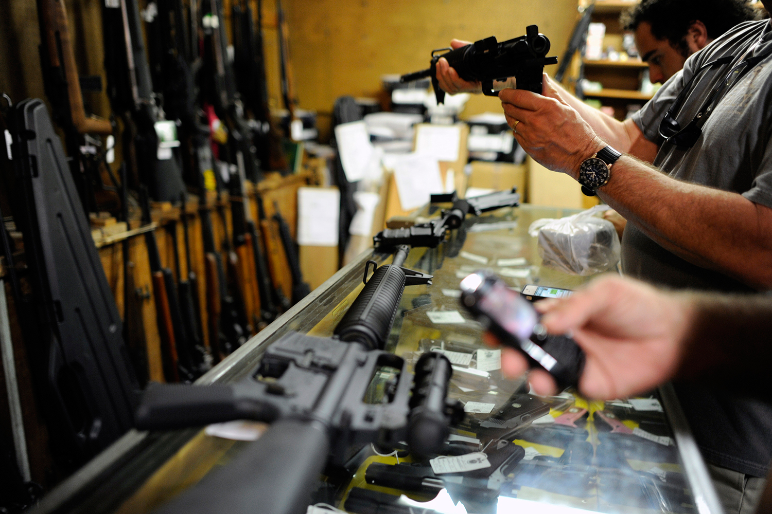 Una tienda de EEUU hace descuentos a todos los cristianos que quieran un arma