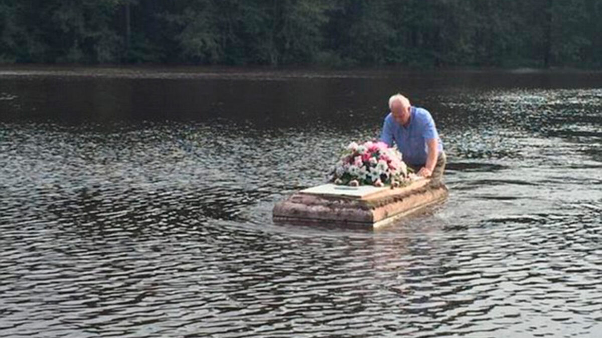 El huracán Joaquín desentierra cientos de ataúdes que flotan por las calles de Carolina del Sur