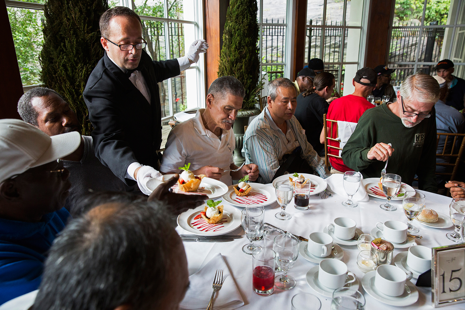 Una pareja cancela su boda y aprovecha el banquete para dar de comer a 90 indigentes