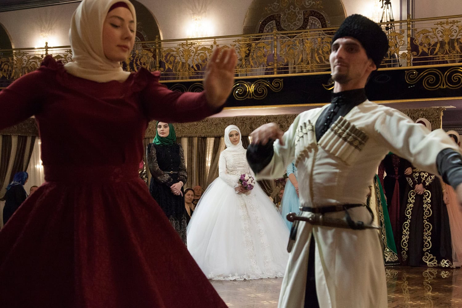 Chechenia prohibe a hombres y mujeres bailar juntos en las bodas