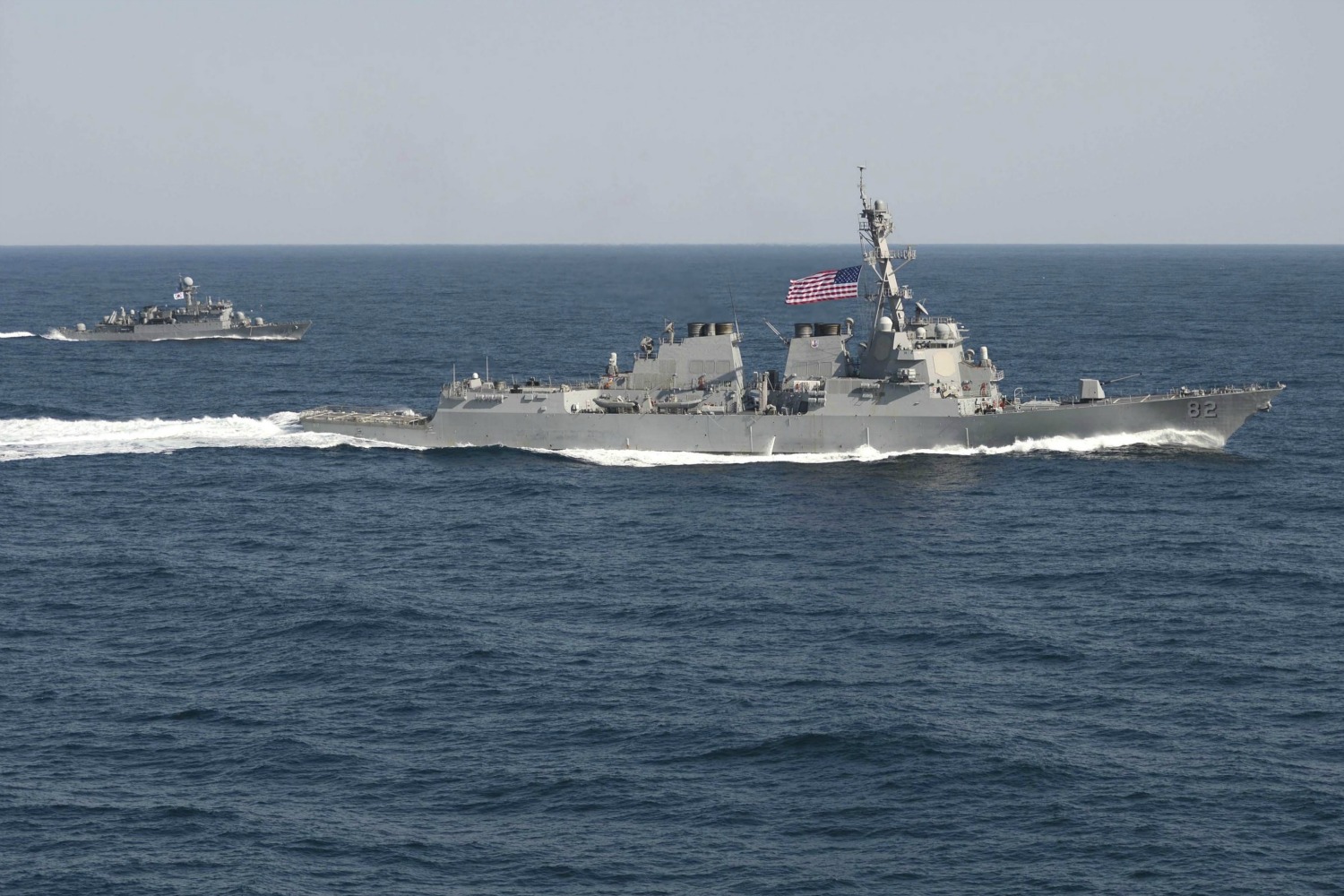 EEUU no se amedrenta y su buque de guerra seguirá navegando cerca de la isla que China reclama