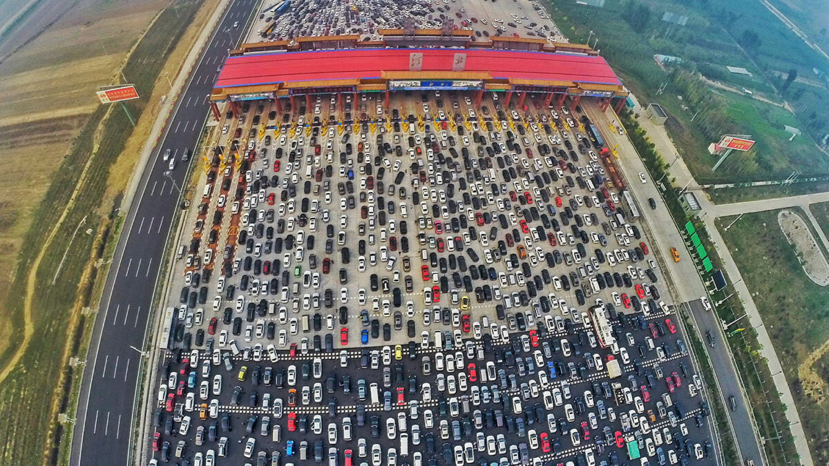 Impresionante atasco en china: 50 carriles para pasar un control de autovía