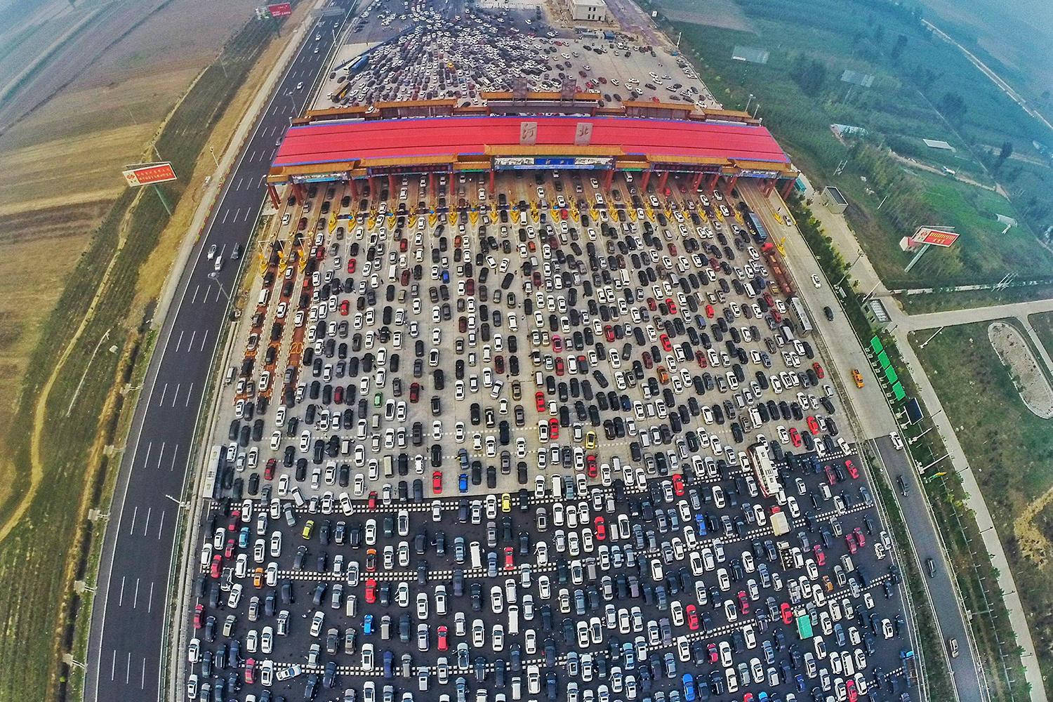 Impresionante atasco en china: 50 carriles para pasar un control de autovía
