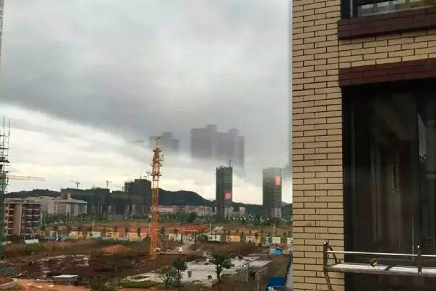 Una ciudad fantasma flotante aparece en el cielo aterrorizando a los chinos