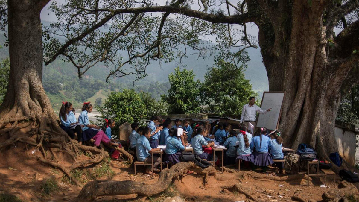 Un millón de niños reciben clases al raso en Nepal bajo temperaturas extremas